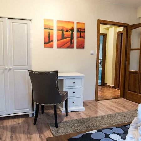 Spacious And Quiet Attic Flat In Centre Prag Exteriör bild