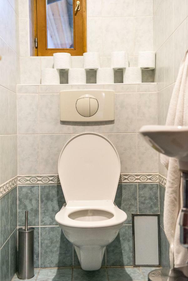 Spacious And Quiet Attic Flat In Centre Prag Exteriör bild