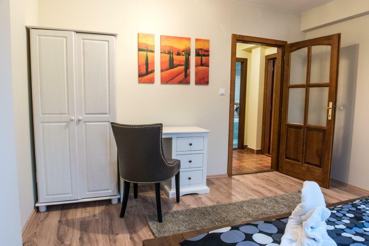 Spacious And Quiet Attic Flat In Centre Prag Exteriör bild