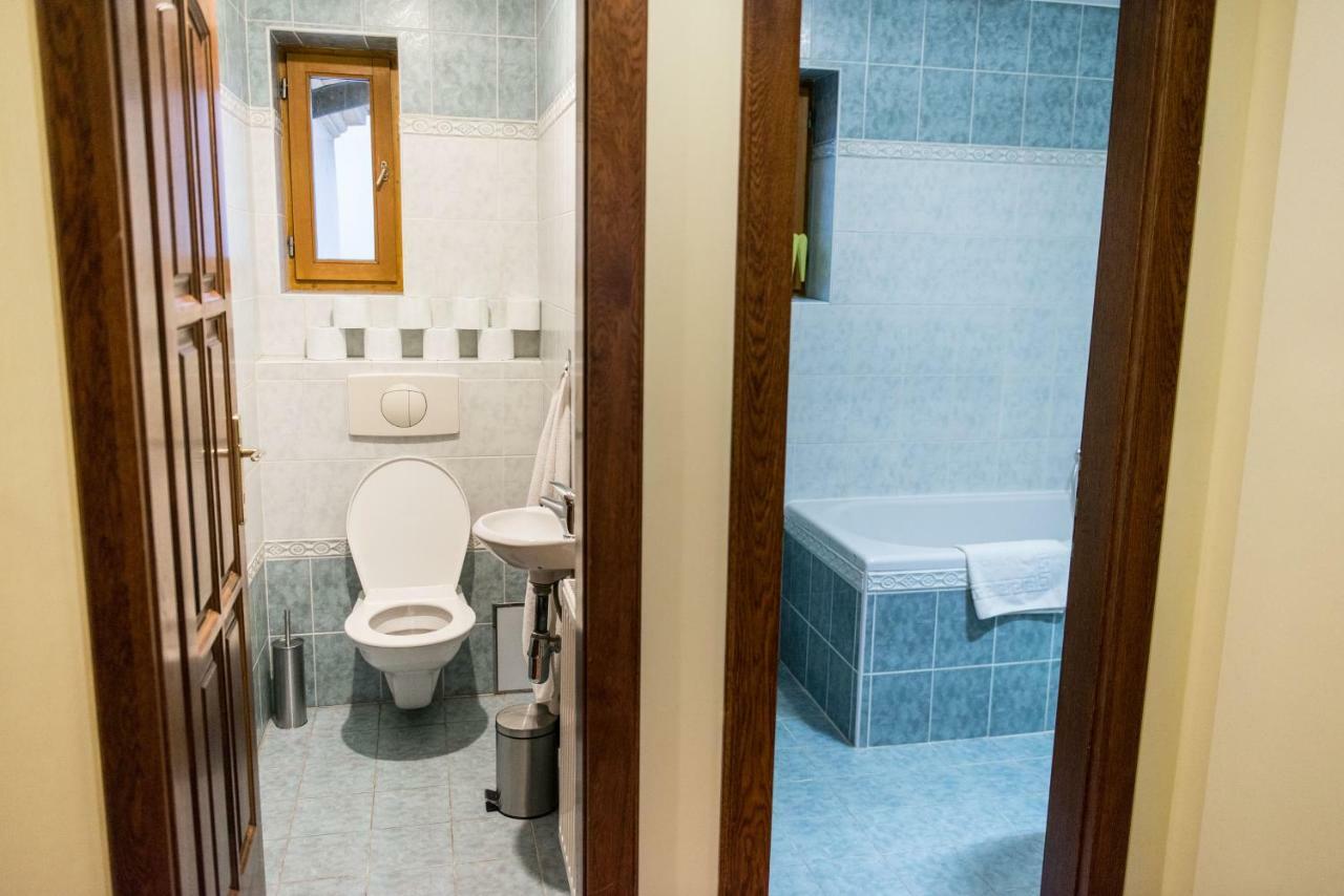 Spacious And Quiet Attic Flat In Centre Prag Exteriör bild