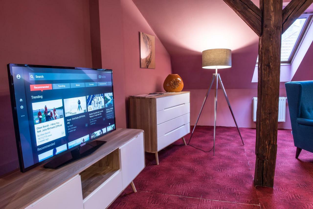 Spacious And Quiet Attic Flat In Centre Prag Exteriör bild