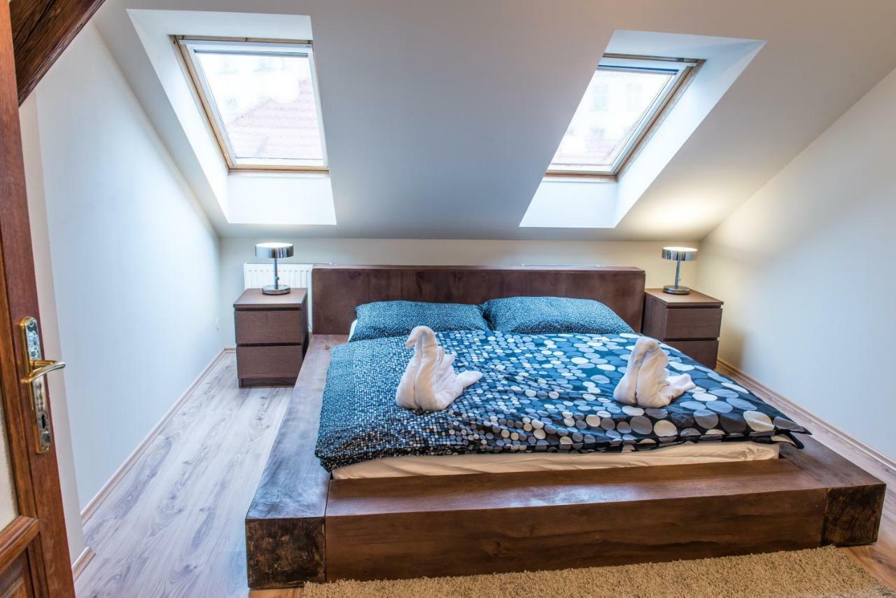 Spacious And Quiet Attic Flat In Centre Prag Exteriör bild