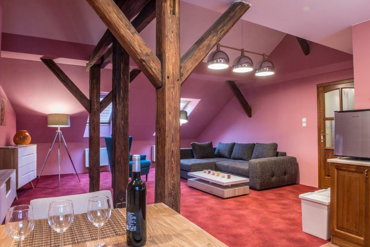 Spacious And Quiet Attic Flat In Centre Prag Exteriör bild